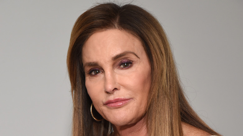 Caitlyn Jenner souriante en gros plan