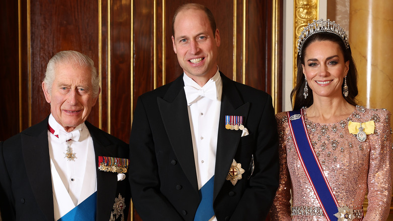 Le roi Charles III, le prince William et la princesse Kate posent