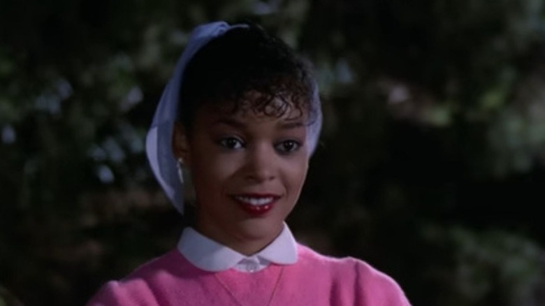 Ola Ray porte du rose