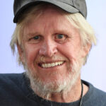 Gary Busey souriant en gros plan