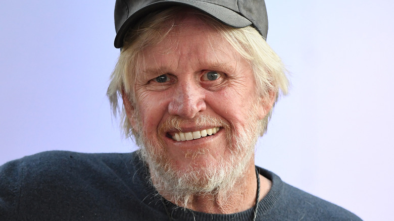 Gary Busey souriant en gros plan