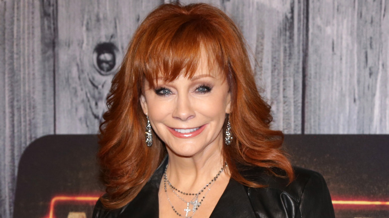 Reba McEntire souriante