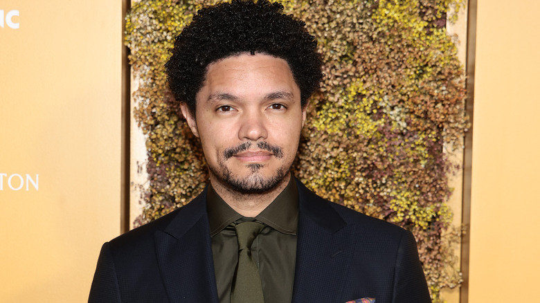 Trevor Noah souriant en gros plan