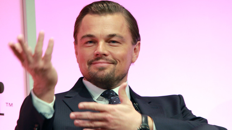 Leonardo Dicaprio tendant la main