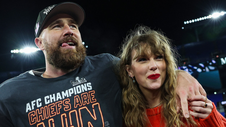 Travis Kelce et Taylor Swift s'embrassant