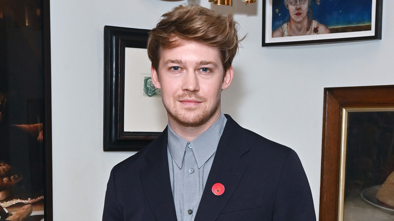 Joe Alwyn posant