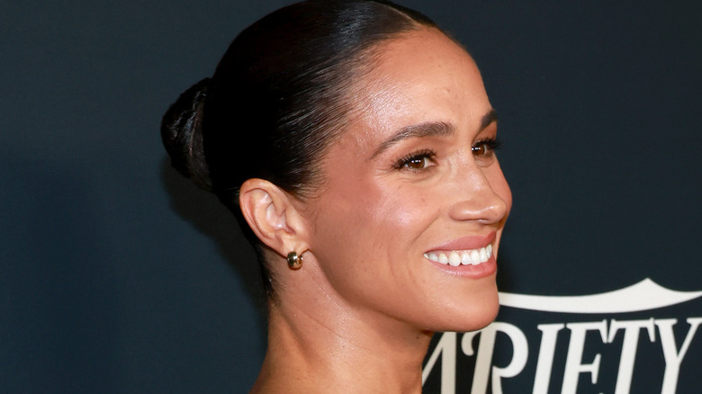 Meghan Markle souriante en gros plan