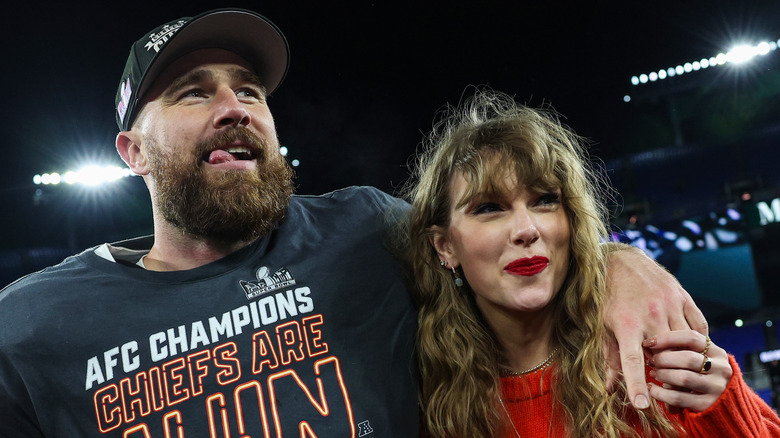 Travis Kelce avec un bras autour de Taylor Swift