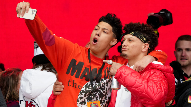 Jackson Mahomes et Patrick Mahomes prennent un selfie