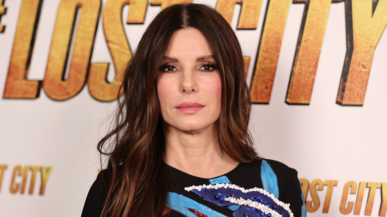 Sandra Bullock posant