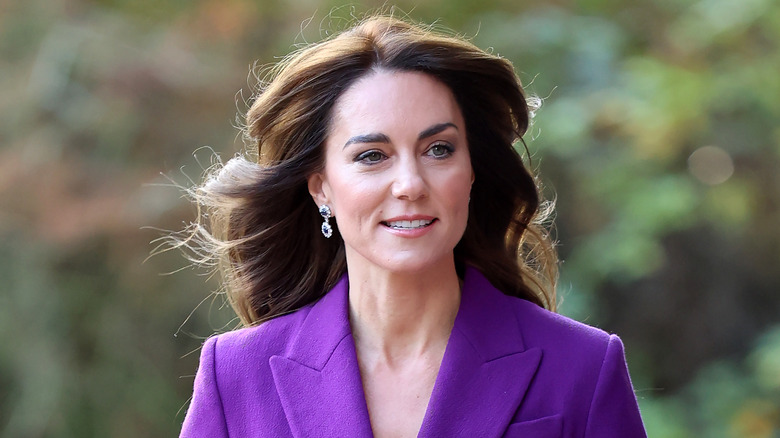 Kate Middleton avec les cheveux au vent