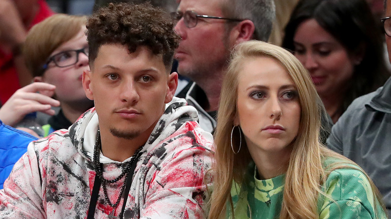 Patrick, Brittany Mahomes avec des expressions vides