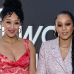 Tamera Mowry et Tia Mowry posant