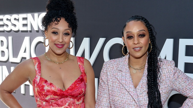 Tamera Mowry et Tia Mowry posant