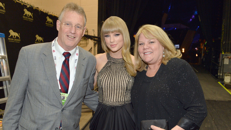 Scott, Taylor et Andrea Swift souriants