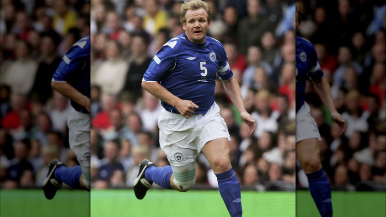 Gordon Ramsay jouant au football