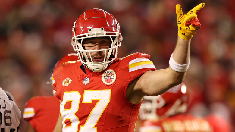 Travis Kelce joue au football