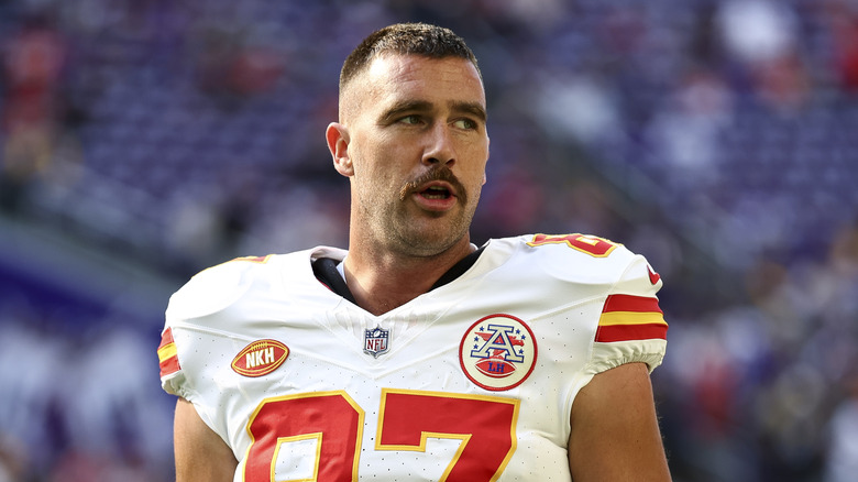 Travis Kelce joue au football