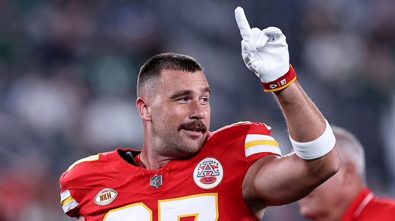 Travis Kelce posant sur le terrain