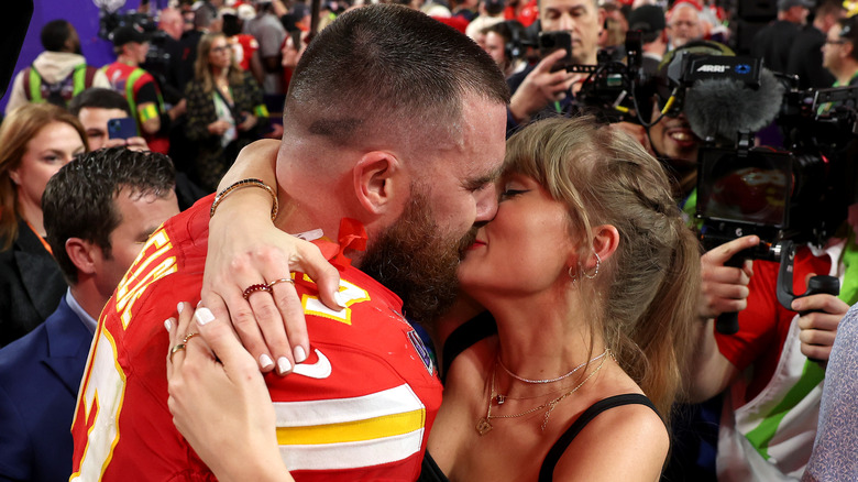 Taylor Swift et Travis Kelce s'embrassant