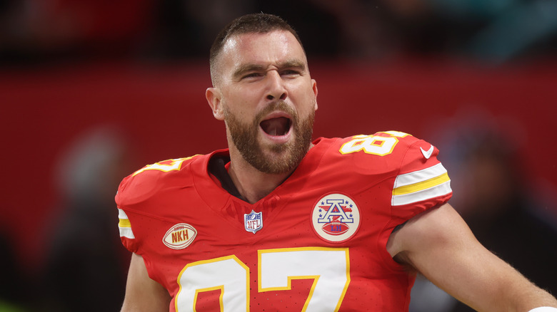 Travis Kelce joue au football