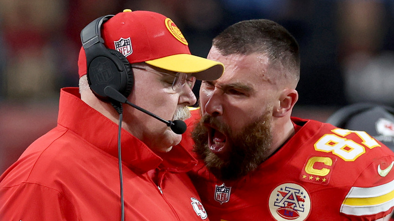 Travis Kelce crie après Andy Reid