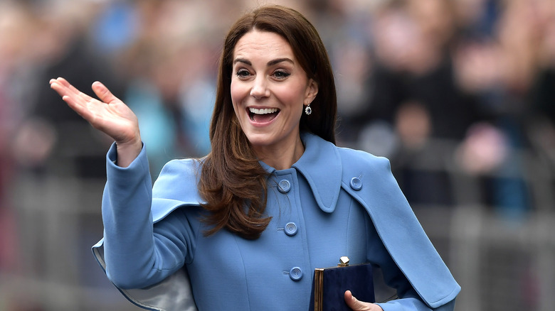 Kate Middleton salue et sourit