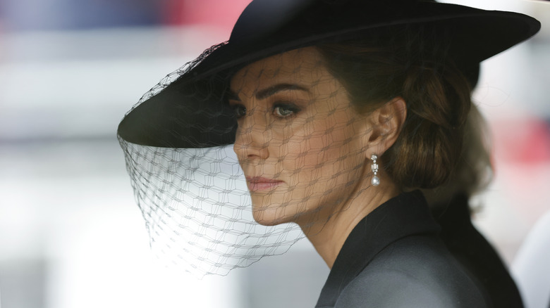 Kate Middleton porte un voile funéraire noir