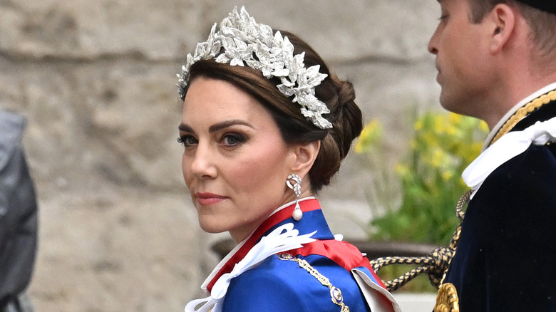 Kate Middleton a l'air austère avec sa couronne 