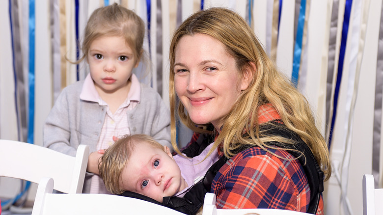 Drew Barrymore souriant avec ses enfants
