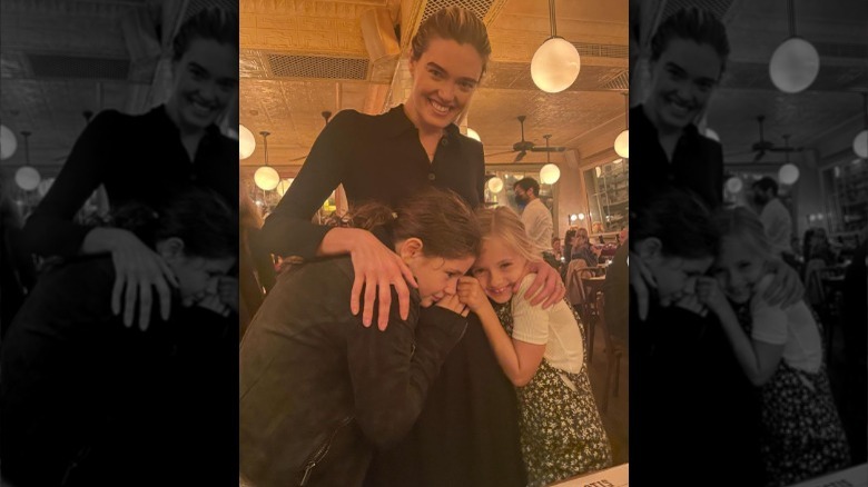 Alexandra Kopelman serrant ses deux belles-filles dans ses bras