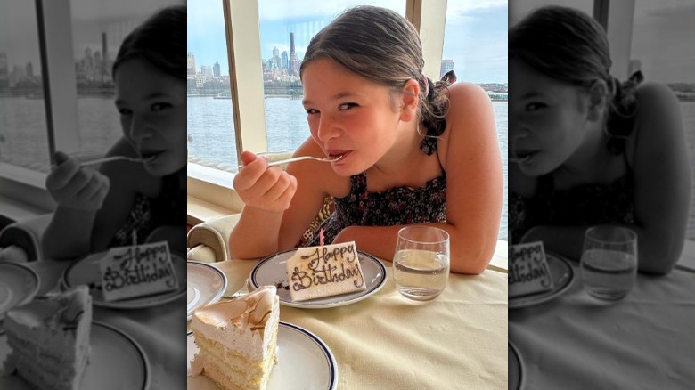 Olive Kopelman mange un gâteau d'anniversaire