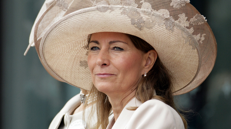 Carole Middleton portant un chapeau