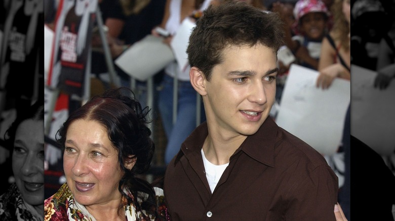 Shia LaBeouf marchant avec sa mère