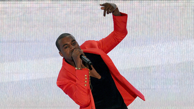 Kanye West sur scène en veste rouge
