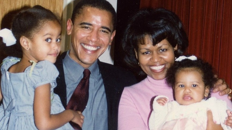 Un jeune Barack et Michelle Obama avec leurs filles