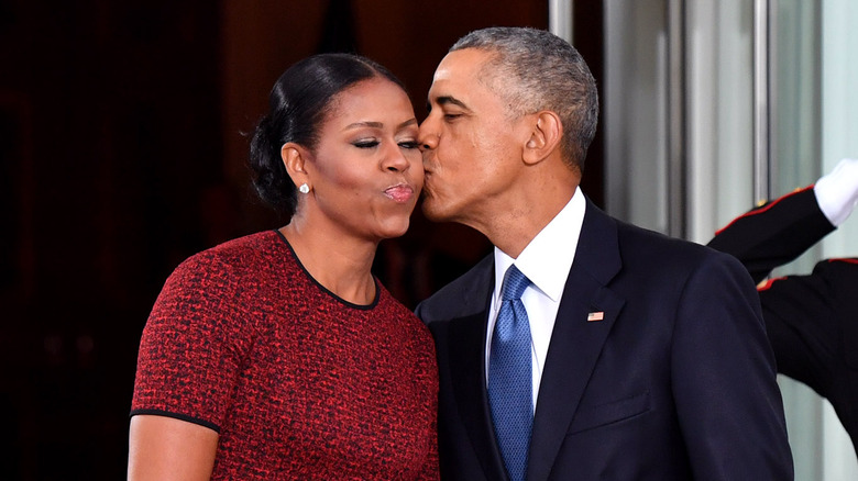 Barack Obama embrasse Michelle sur la joue 