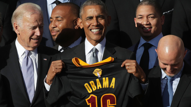 Le président Obama brandit un maillot