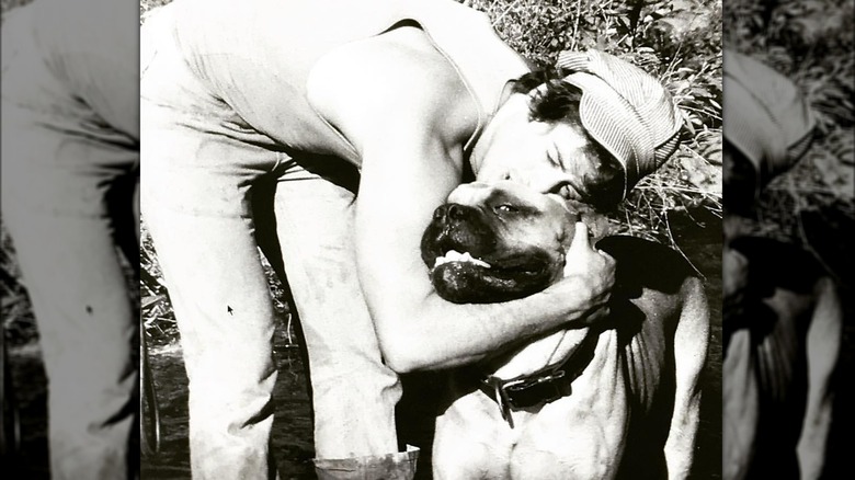 Sylvester Stallone serrant son chien dans ses bras au début des années 1970