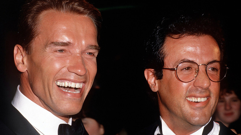 Arnold Schwarzenegger et Sylvester Stallone souriants