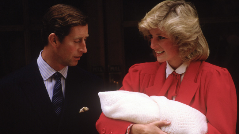 Le prince Charles et la princesse Diana avec le bébé prince Harry