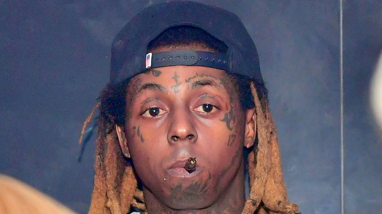 Lil Wayne fumant un cigare 