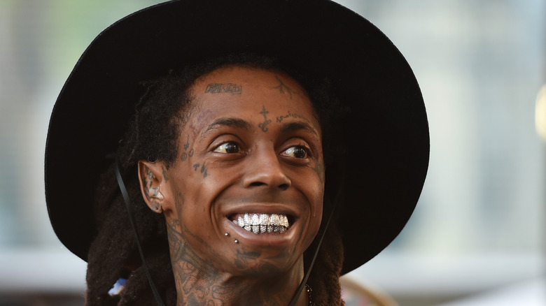 Lil Wayne porte un chapeau