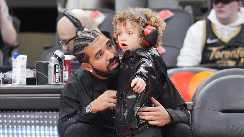 Drake regarde son fils Adonis