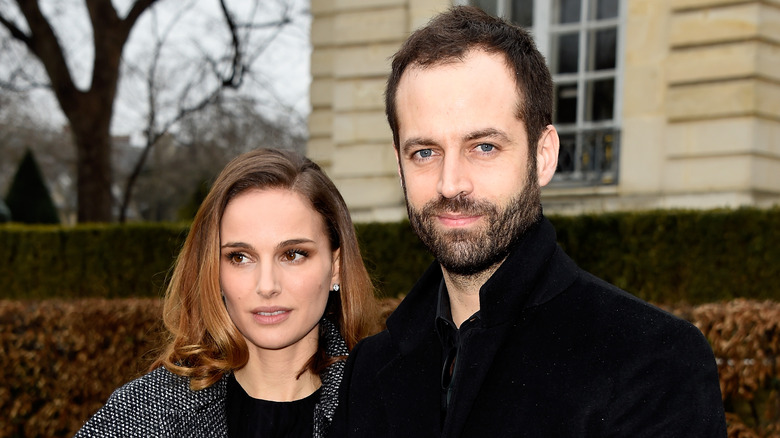 Benjamin Millepied et Natalie Portman posant en extérieur