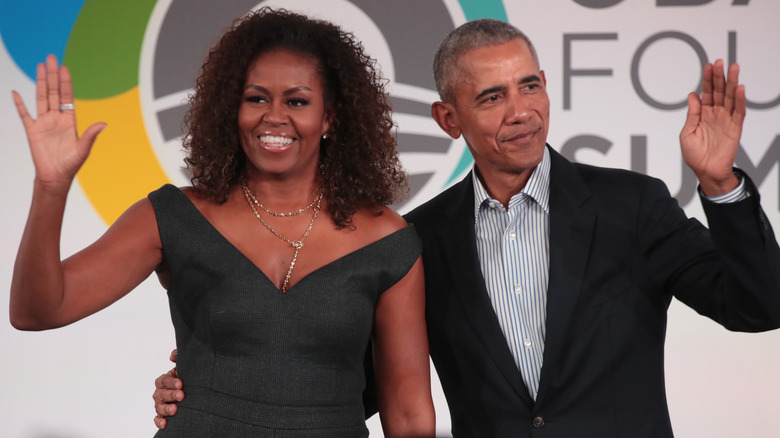 Michelle et Barack Obama saluant