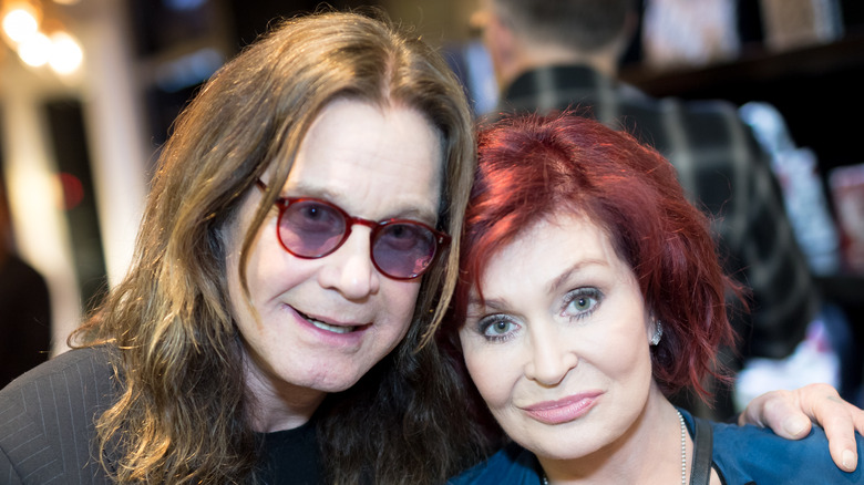 Ozzy Osbourne et Sharon Osbourne souriant en gros plan