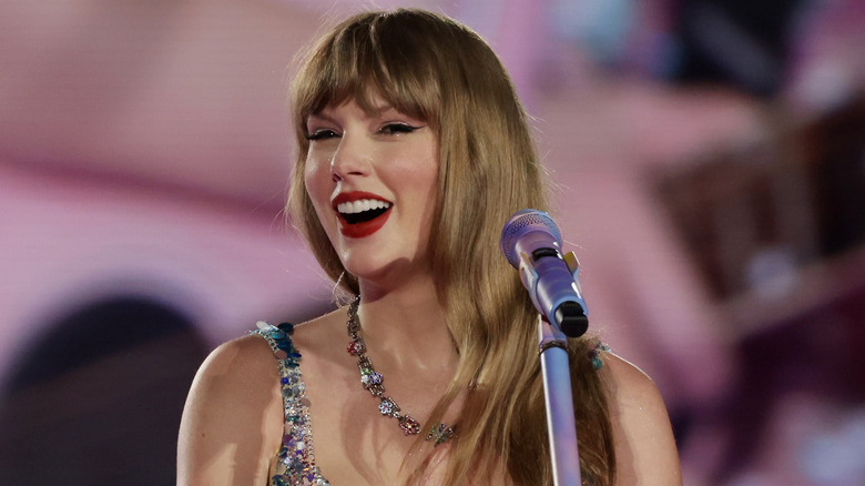 Taylor Swift souriante sur scène