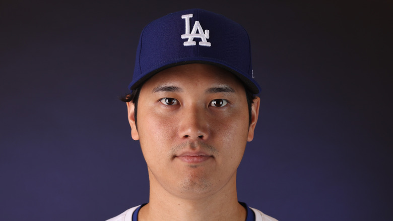 Shohei Ohtani portant une casquette de baseball en gros plan
