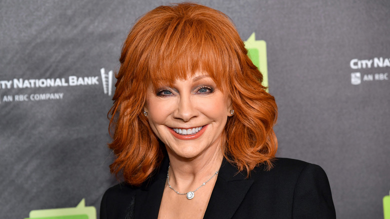 Reba McEntire souriante